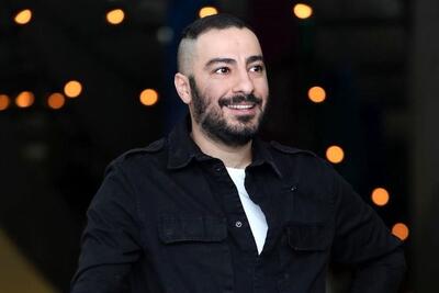 پوشش عجیب و ترسناک نوید محمدزاده در یک گالری نقاشی حسابی بازدید گرفت