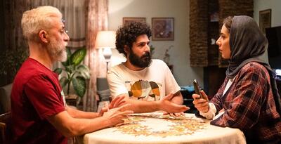 بازیگر سریال تاسیان: موقع عصبانیت سرم را داخل کابینت و یخچال می‌کنم و ... | ببینید
