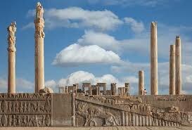 تصویری دیدنی از پرنده‌ای بر ستون کاخ آپادانا + ویدئو