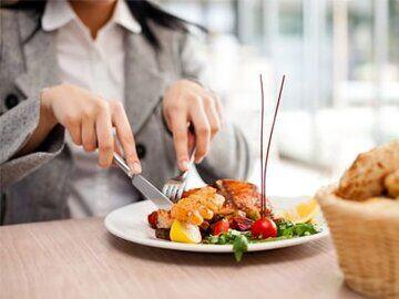 چگونه هنگام غذا خوردن سرعت را کم کنیم؟