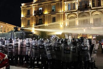 سی‌ان‌ان: برگزاری اعتراضات در گرجستان / ده‌ها هزار نفر خواستار ادامه مسیر دموکراتیک و پیوستن به اتحادیه اروپا شدند