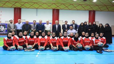 بازدید کارگری از اردوی تیم والیبال نشسته زنان - پارس فوتبال