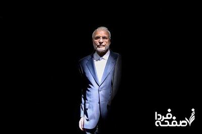 تصویری زیبا از بوسهٔ قالیباف بر چادر مادر شهید سیدمهدی خورشیدی