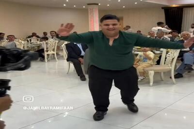 آواز محلی؛ پسر با رقصش چنان شوری داد که یهو کل تالار پاشدن پول ریختن سرش خواننده هنگه