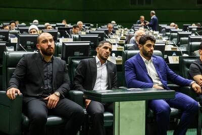  عکس یادگاری مدال‌آوران کشتی آزاد و فرنگی با محمدباقر قالیباف