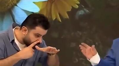 اسنیف کردن مجری تلویزیون روی آنتن زنده!