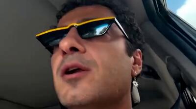 تصاویر نوید محمدزاده با گوشواره عجیب در راه استرالیا