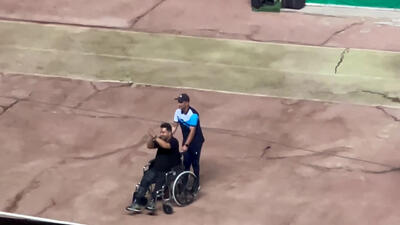  سعید اخباری روی صندلی چرخ دار به دیدار هواداران آمد