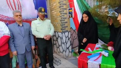 نواخته شدن  زنگ پلیس در هفته فراجا توسط دختر شهید هادی میرآبادی + عکس و فیلم