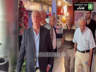 ورود بهتاش فریبا بازیکن اسبق استقلال و تیم ملی فوتبال ایران به مراسم تقدیر از حسین کلانی