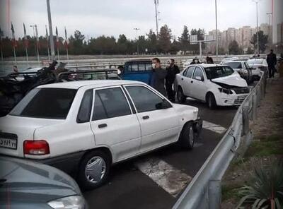 تصادف هولناک خودرو پراید با کارگران اتوبان