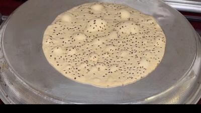 طرز تهیه نان جو نرم بدون فر فقط با یک سینی