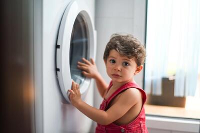 علت علاقه شدید کودکان اوتیسم به پنکه و ماشین لباسشویی چیست ؟