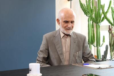 ویدیو/ مصطفی معین: «بهروز افخمی» زمانی که قرار بود فیلم انتخاباتی من را بسازد، گفت وقتی صحبت می‌کنید، انگار گاندی حرف می‌زند/ بعدتر که مسئول هنری ستاد آقای «کروبی» شد، گفته بود معین حتی نمی‌تواند کلاس درسش را مدیریت کند