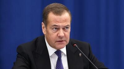 مدودف: فرانسه رئیس‌جمهور ندارد /مکرون فقط طرفدار درخشان کی‌یف، رفیق آلمان و بریتانیا و داور پرحرف آفریقا است، اما به فرانسه اهمیتی نمی‌دهد /  حتی اسب‌های قزاق ما که در سال ۱۸۱۴ وارد پاریس شدند، کار خود را بهتر انجام می‌دادند