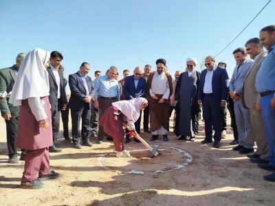 یک مدرسه خیری در روستای بهادران مهریز کلنگ‌زنی شد
