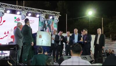 رونمایی از تمبر اختصاصی ششمین جشنواره ملی مبل و منبت ملایر