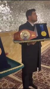 قهرمانان کشتی مدال‌هایشان را به موزه آستان قدس رضوی اهدا کردند