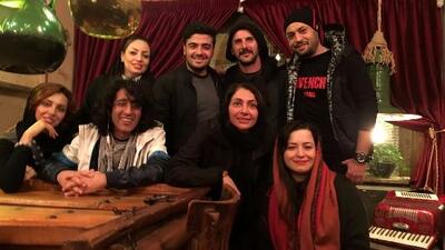 دورهمی بازیگران ایرانی در رستوران سنتی زیبا / سهند جاهدی  در کنار مهراوه شریفی نیا، نیلوفر خوش خلق، امین حیایی و...