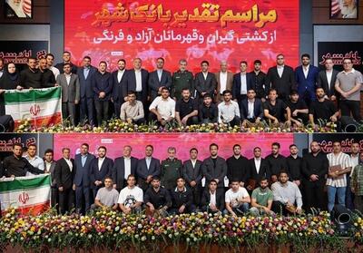 تجلیل از ستاره های کشتی در ساختمان مرکزی بانک شهر - تسنیم