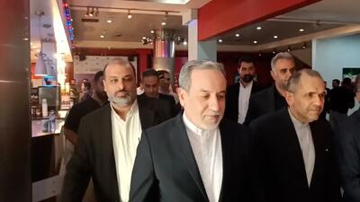  ورود عباس عراقچی به مراسم گرامی‌داشت حسینعلی کلانی