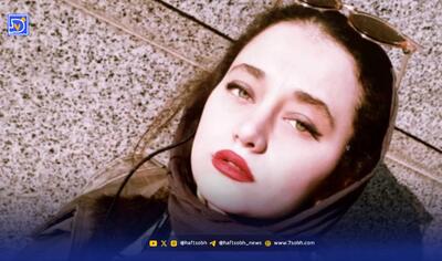 خیابان‌گردی «مومو» سریال بچه مهندس با دسته‌ای از گل‌های نرگس