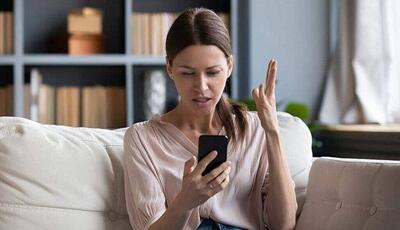 چرا وقتی کسی دیر جواب‌مان را می‌دهد، احساس بی‌ارزشی می‌کنیم؟