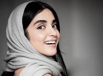 تاریخ وبگردی | الهه حصاری با ژستی انگشت به دهن