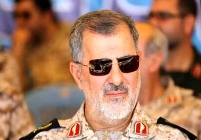 عکسی از فرمانده کل سپاه در حال تماشای ناو آمریکایی