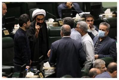 حمله تندروها به دولت به دلیل حجاب و پذیرش CFT/ دلیل جناحی کردن مسائل جای نقد مستقیم چیست؟