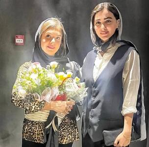 عکس/ ژست صمیمی نیکای سریال پایتخت و نفس بازغی با دسته گل | اقتصاد24