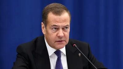 مدودف: ماکرون به فرانسه اهمیتی نمی‌دهد