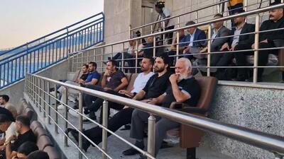 علیرضا حقیقی و محمد نوری از روی سکو بازی آریو و صنعت نفت آبادان را تماشا می‌کنند