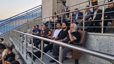 علیرضا حقیقی و محمد نوری از روی سکو بازی آریو و صنعت نفت آبادان را تماشا می‌کنند