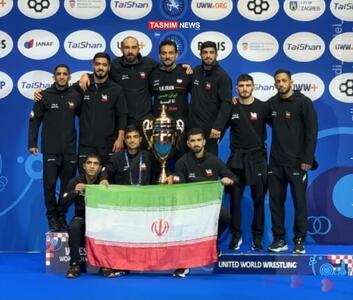 تصویری از تیم کشتی آزاد ایران روی سکوی قهرمانی جهان