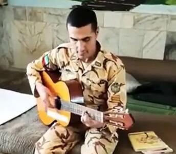آواز جگرسوز؛ سربازه یواشکی سازشو از رفیقش گرفت شروع کرد خوندن واسه عشق خوشگلش