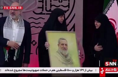 اعطای تمثال شهید ایزدی به همسر ایشان توسط دختر شهید نصرالله + فیلم