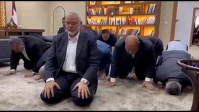 سجده شکر شهید هنیه پس از عملیات «طوفان الاقصی» + فیلم