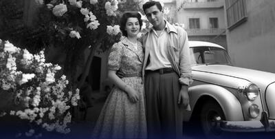 عکس یادگاری با منظره گل و خودرو سفید/ تهران دهه 40