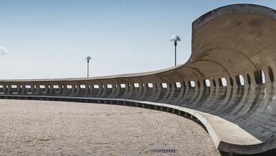 نیمکت بتنی معروف؛ نماد معماری بروتالیست در ایتالیا (+عکس)