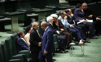 انتقاد روزنامه دولت از مجلس: وزیر آموزش و پرورش هنوز از مجلس به وزارتخانه بازنگشته بود که سوال بعدی مطرح شد / سوال بعدی را هم همان نماینده سوال کننده قبلی مطرح کرده بود / قبلا هم وزیر کار در جلسه صبح مجلس حضور یافته بود تا به پرسش‌های نمایندگان پاسخ دهد، اما عصر همان روز بار دیگر به یکی از کمیسیون‌ها دعوت شد تا به سؤال نماینده دیگری پاسخ دهد