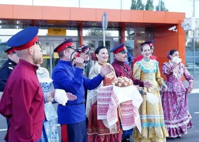 تصویر؛ استقبال ویژه ای ملی‌پوشان در فرودگان با نان محلی!