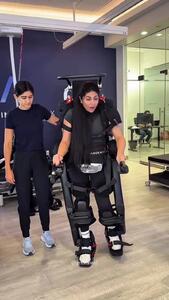 معجزه ربات؛ دختر لبنانی پس از 10 سال دوباره راه رفت!