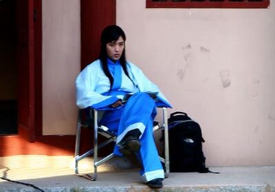  عکس| سفر زمان؛ چهرۀ «مدیر سایونگ» در ۴۸ سالگی بر روی پوستر تئاتر جدیدش