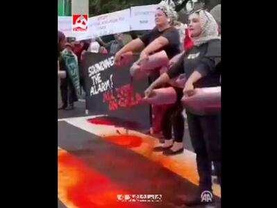 دست‌های خونین رو به دوربین رسانه ها + ویدئو | متفاوت ترین حرکت حامیان فلسطین در آمریکا