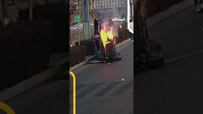 ببینید | وحشت وسط خیابان؛ تصادف هولناک خودروی شاسی بلند / آتش‌سوزی و حبس شدن راننده!