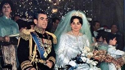 عکس سفر در زمان /  شاه پهلوی  با لباس نظامی و گل به استقبال فرح دیبا رفت / سال 1351 فرودگاه مهرآباد