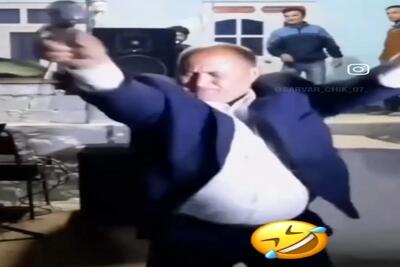 آواز شاد؛ عموی پیر انقد خفن خوند و رقصید که جوونا تاب رقابت باهاشو ندارن پشت صحنه ان
