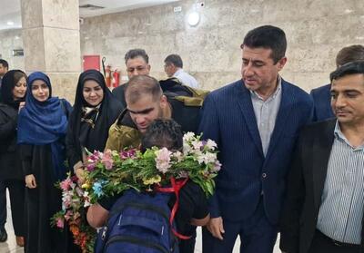 قهرمان طلایی کشتی فرنگی در کنار قهرمانان پارادوومیدانی؛ استقبال گرم امین میرزازاده از افتخارآفرینان جهانی هند - تسنیم