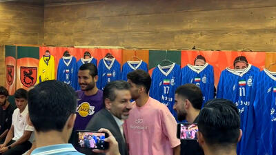پیشکسوتان استقلال و پرسپولیس در رختکن پیش از دربی مهرآورد